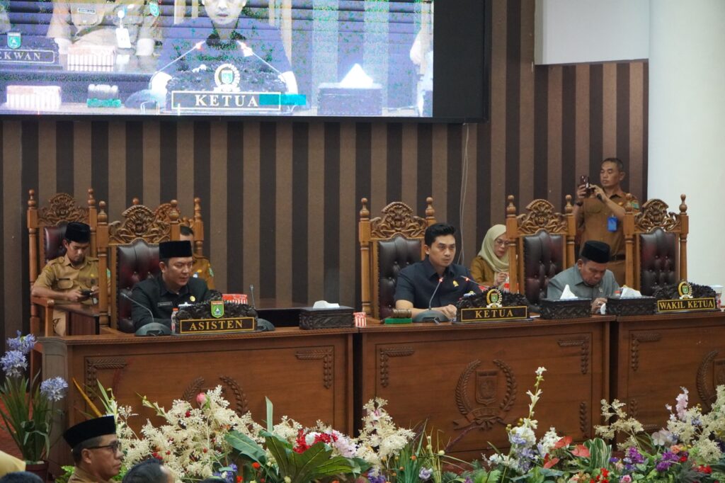 Pandangan Fraksi Disampaikan, DPRD Tanah Bumbu Setujui Dua Raperda Dilanjutkan ke Pembahasan 1 Pandangan Fraksi Disampaikan, DPRD Tanah Bumbu Setujui Dua Raperda Dilanjutkan ke Pembahasan