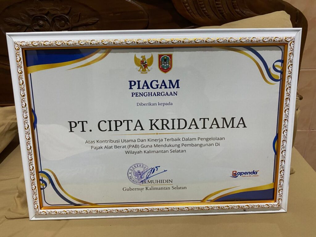 PT Cipta Kridatama Raih Penghargaan Pemprov Kalsel atas Kinerja Pengelolaan Pajak Alat Berat 2