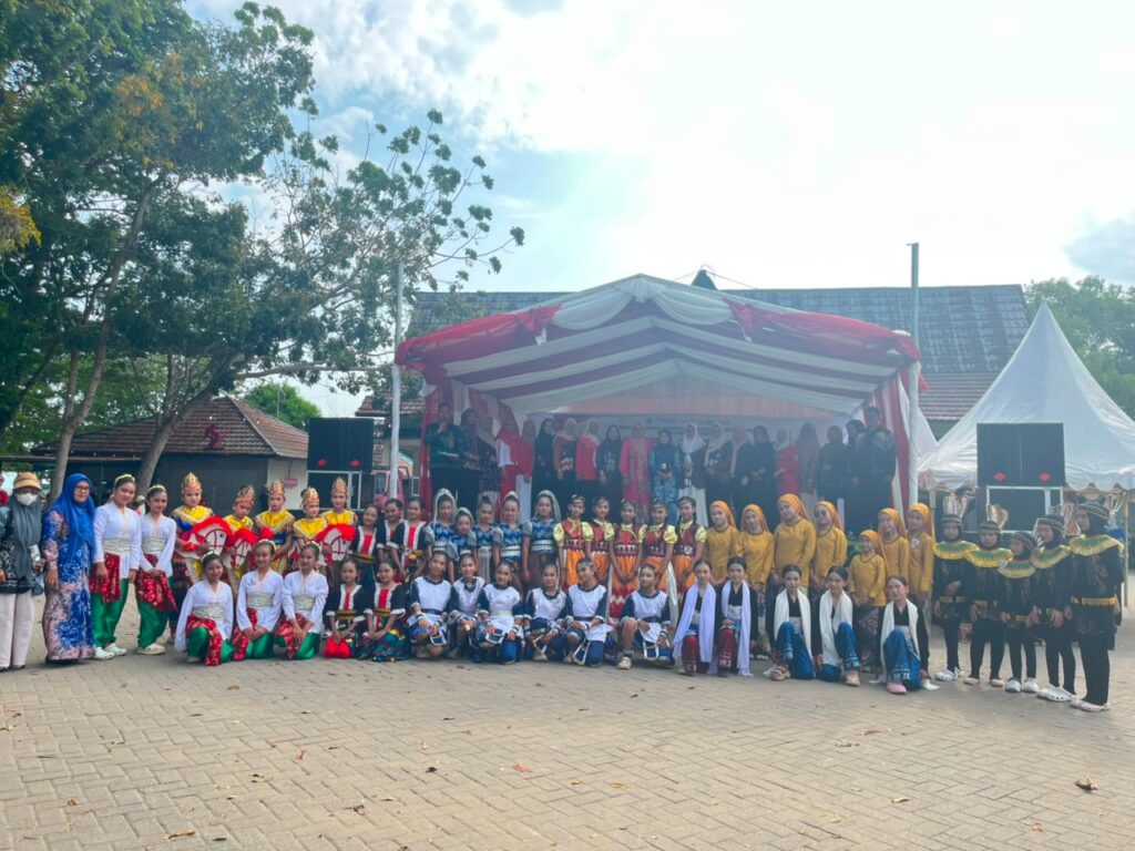 Disbudporpar Tanah Bumbu Gelar Lomba Tari Anak Tingkat SD/Sederajat Meriahkan HUT RI ke-81 1 Disbudporpar Tanah Bumbu Gelar Lomba Tari Anak Tingkat SD/Sederajat Meriahkan HUT RI ke-81