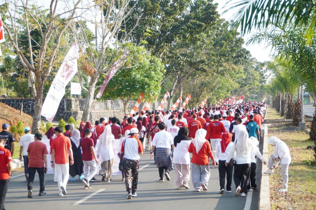 ASN Tanah Bumbu Ramaikan Aksi Jalan Sehat Semarak Kemerdekaan 9