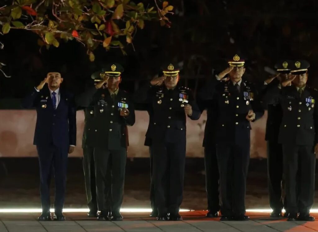 Sambut HUT ke-81 RI, Bupati Tanah Bumbu Hadiri Renungan Suci dan Ziarah Makam Pahlawan 1 Sambut HUT ke-81 RI, Bupati Tanah Bumbu Hadiri Renungan Suci dan Ziarah Makam Pahlawan
