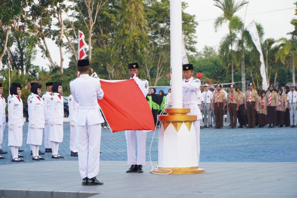 Bupati Andi Rudi Latif Pimpin Penurunan Bendera HUT RI ke-81 1 Bupati