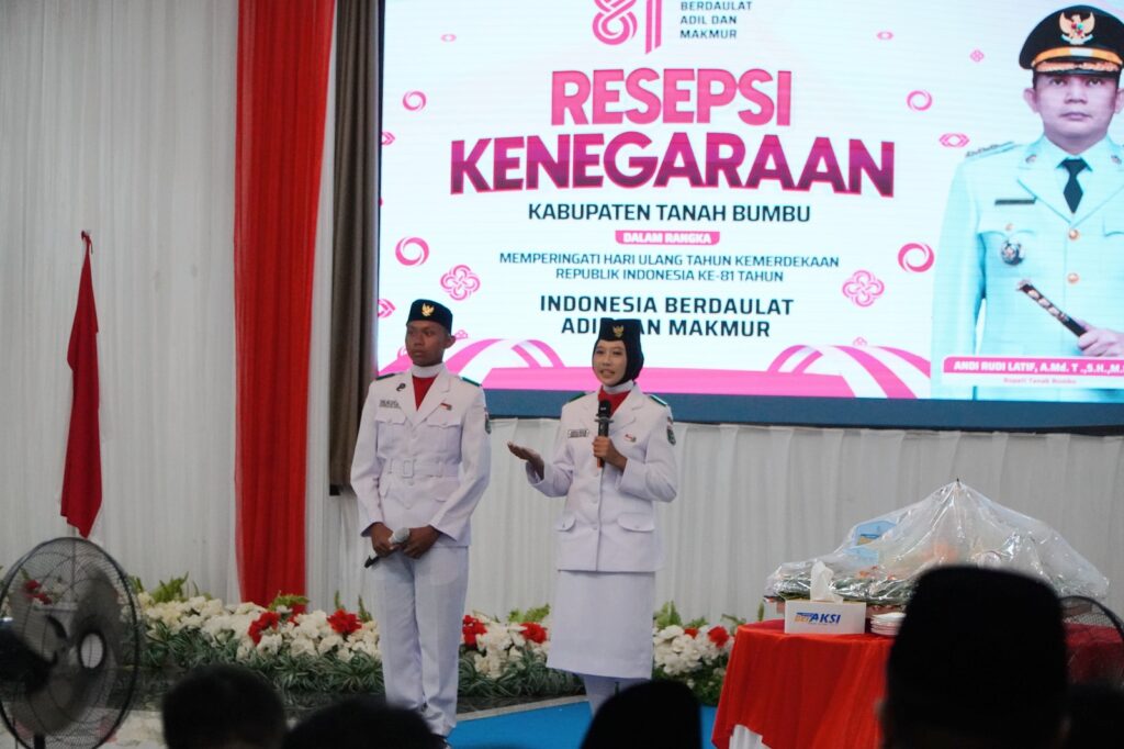 Bupati Andi Rudi Latif Apresiasi Paskibraka dengan Beasiswa Pendidikan 2 Bupati Andi Rudi Latif Apresiasi Paskibraka dengan Beasiswa Pendidikan