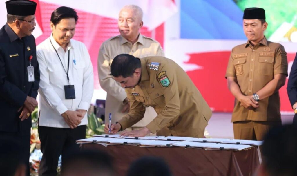 Bupati Andi Rudi Latif Hadiri Penandatanganan Kesepakatan Pilot Project Jembatan Desa 1 Bupati Andi Rudi Latif Hadiri Penandatanganan Kesepakatan Pilot Project Jembatan Desa
