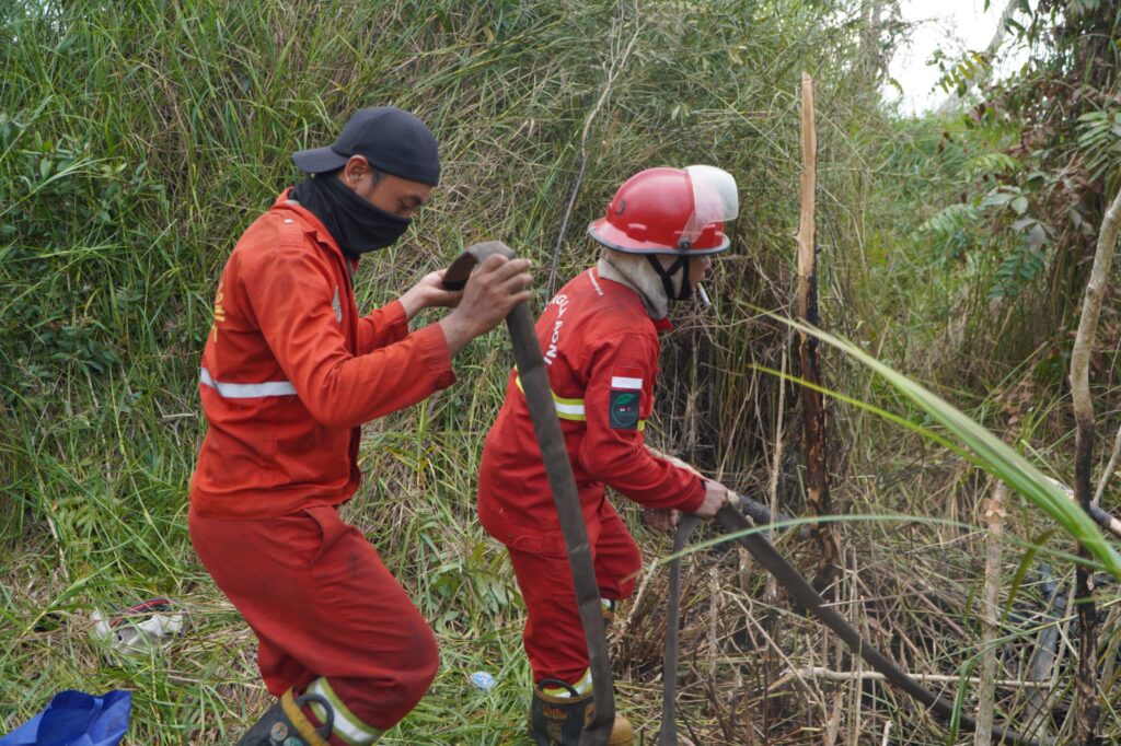Satgas Gabungan Padamkan Tiga Titik Api di Kersik Putih Batulicin 2 Satgas Gabungan Padamkan Tiga Titik Api di Kersik Putih Batulicin