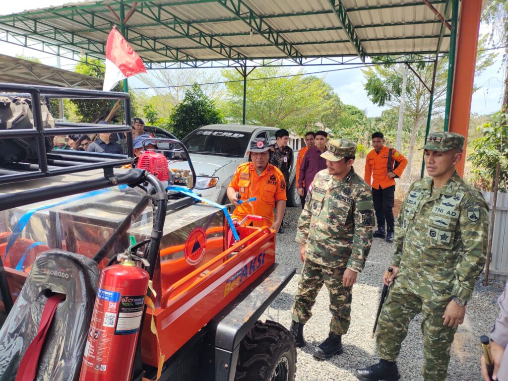 Bupati Tanah Bumbu Andi Rudi Latif Tinjau Kesiapan Satgas Karhutla, Langsung Cek Lokasi Kebakaran 2 Bupati Tanah Bumbu Andi Rudi Latif Tinjau Kesiapan Satgas Karhutla, Langsung Cek Lokasi Kebakaran