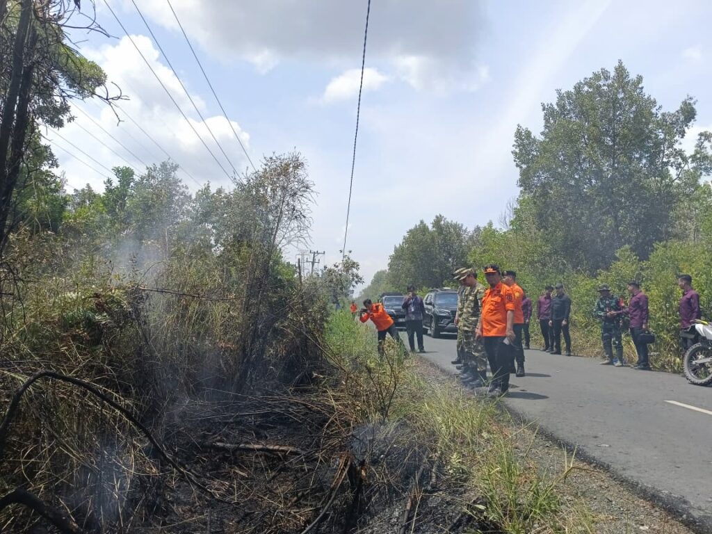Bupati Tanah Bumbu Andi Rudi Latif Tinjau Kesiapan Satgas Karhutla, Langsung Cek Lokasi Kebakaran 3 Bupati Tanah Bumbu Andi Rudi Latif Tinjau Kesiapan Satgas Karhutla, Langsung Cek Lokasi Kebakaran