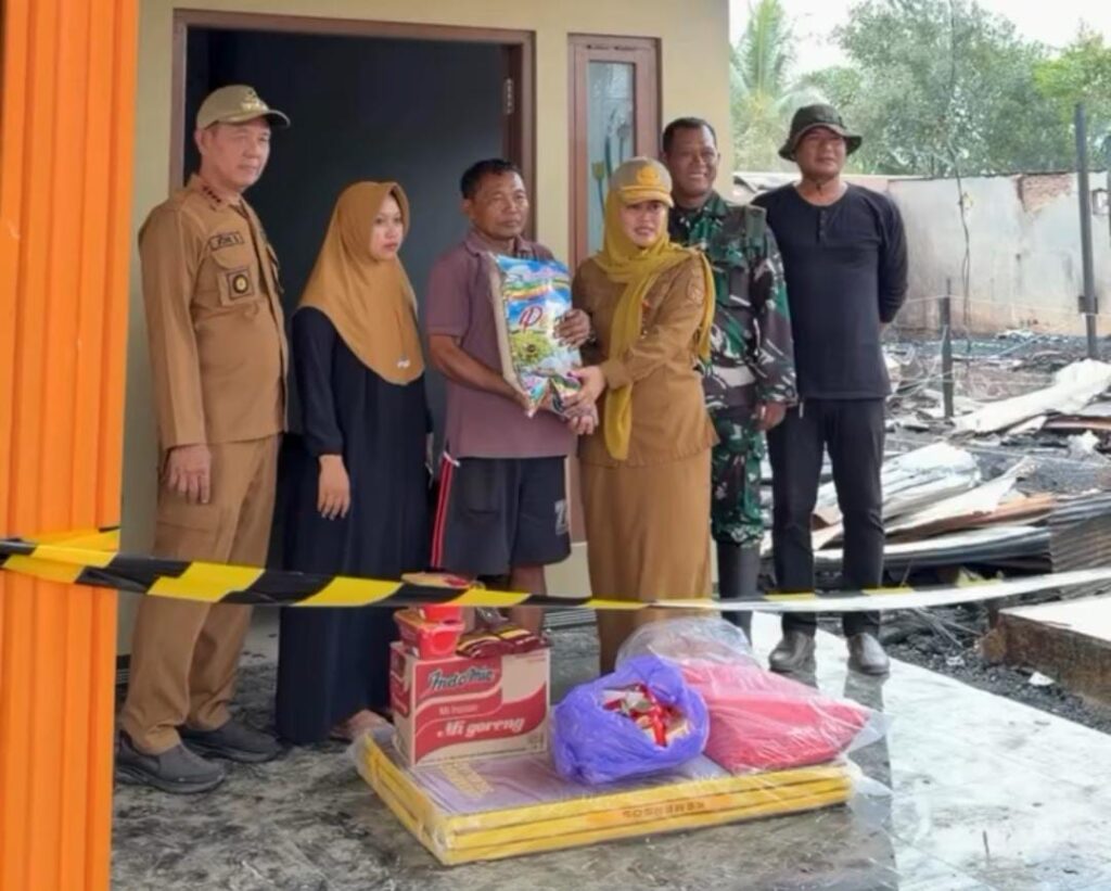 Dinsos Tanah Bumbu Salurkan Bantuan untuk Korban Kebakaran Teluk Kepayang 1 Dinsos Tanah Bumbu Salurkan Bantuan untuk Korban Kebakaran Teluk Kepayang