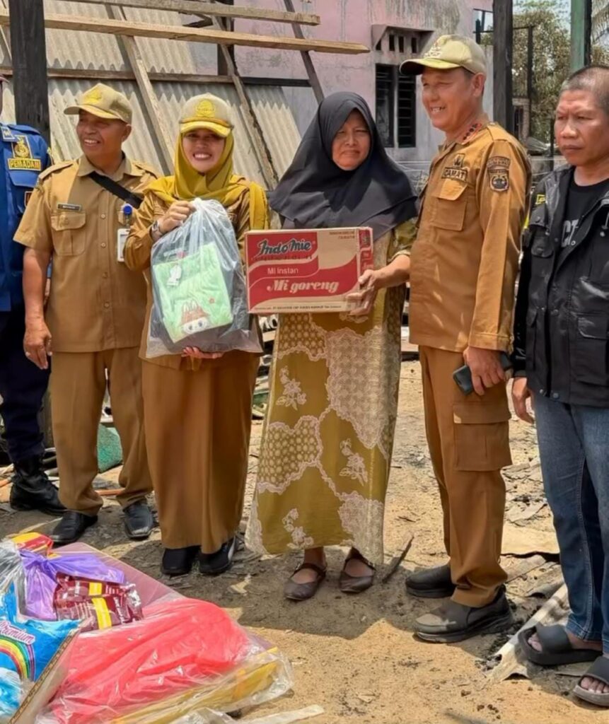 Dinsos Tanah Bumbu Salurkan Bantuan untuk Korban Kebakaran Teluk Kepayang 2