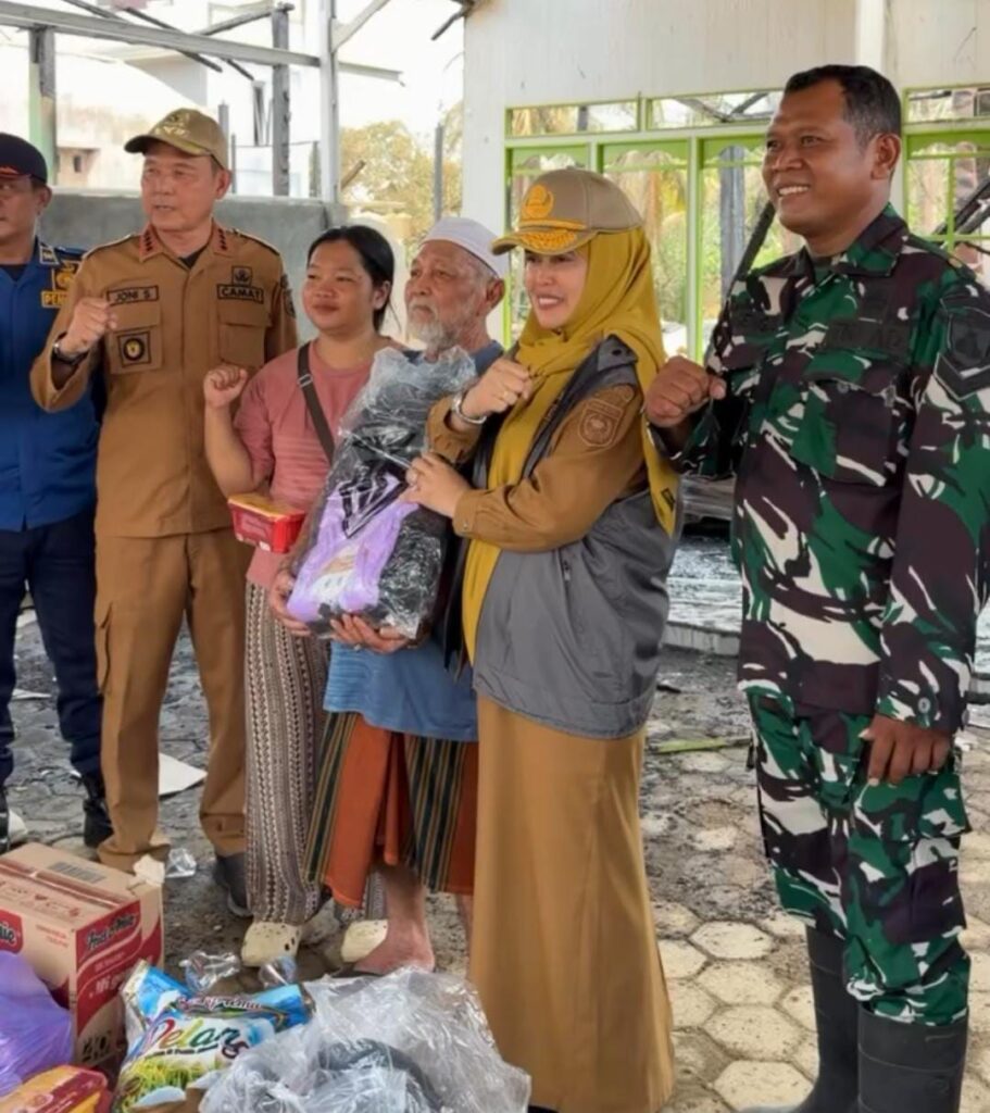 Dinsos Tanah Bumbu Salurkan Bantuan untuk Korban Kebakaran Teluk Kepayang 3