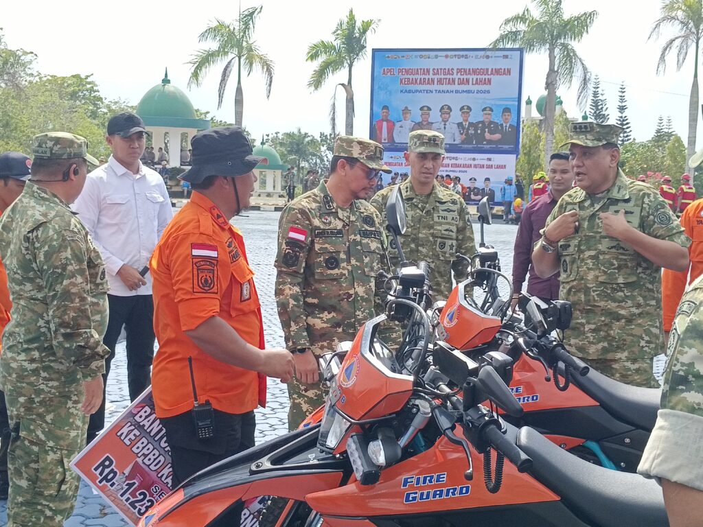 Bupati Andi Rudi Latif Terima Bantuan Peralatan BNPB Senilai Rp1,23 Miliar untuk Penanganan Karhutla 1