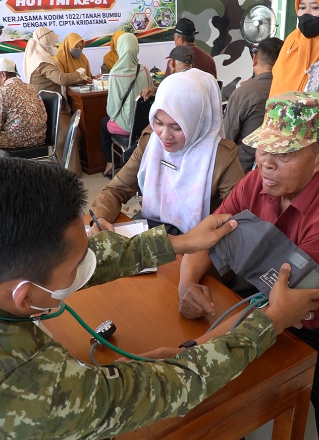 Seimbangkan Bisnis & ESG, CK Bagikan Sembako dan Cek Kesehatan Gratis di Sungai Loban 1 Seimbangkan Bisnis & ESG, CK Bagikan Sembako dan Cek Kesehatan Gratis di Sungai Loban
