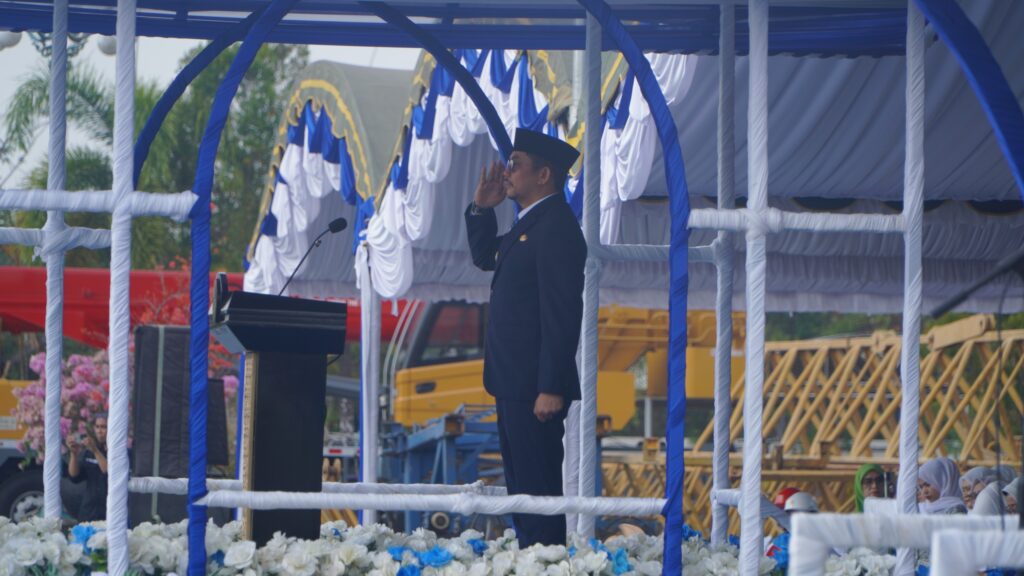 Hari Kesaktian Pancasila, Bupati Andi Rudi Latif Serahkan Penghargaan kepada Personel Polres Tanah Bumbu 1 Hari Kesaktian Pancasila, Bupati Andi Rudi Latif Serahkan Penghargaan kepada Personel Polres Tanah Bumbu