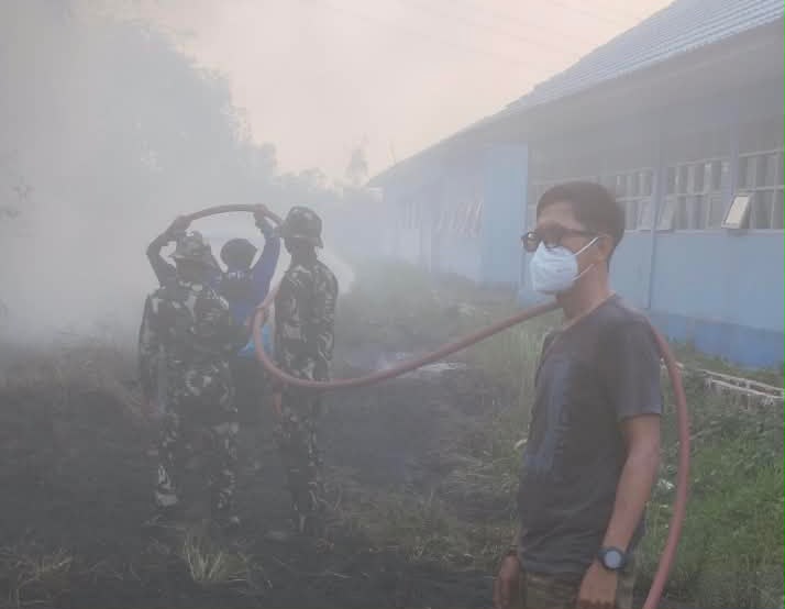 3 Oktober, Kebakaran Lahan di Belakang SMKS Tunas Bangsa Batulicin Padam 3