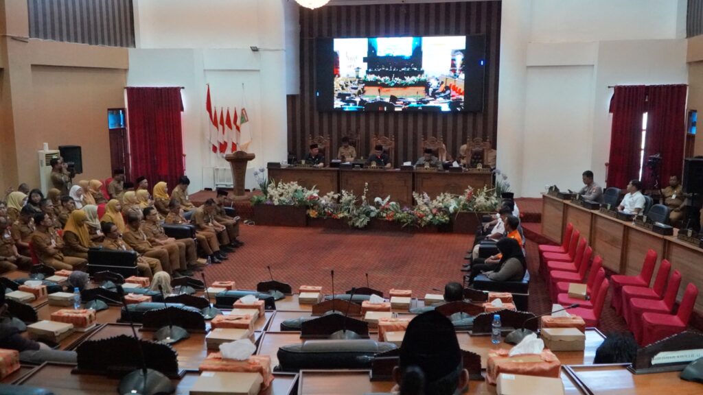 DPRD Tanah Bumbu Sampaikan Dua Raperda Inisiatif 2 DPRD Tanah Bumbu Sampaikan Dua Raperda Inisiatif