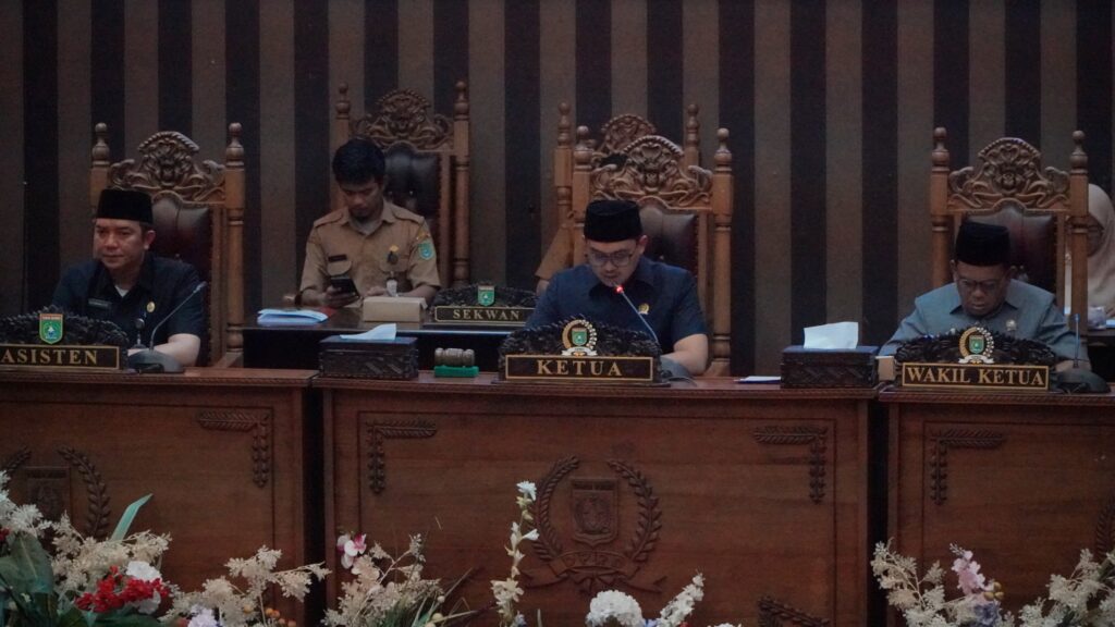 DPRD Tanah Bumbu Sampaikan Dua Raperda Inisiatif 1 DPRD Tanah Bumbu Sampaikan Dua Raperda Inisiatif