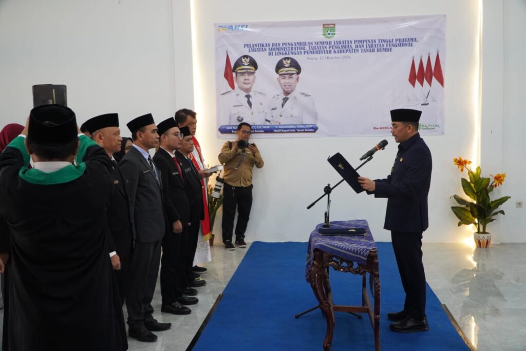Bupati Andi Rudi Latif Lantik 10 Pejabat di Lingkungan Pemkab Tanah Bumbu